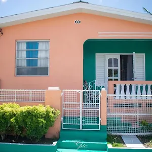 charming-bungalow-minutes-from-brandons-beach.comcaribbean.com/