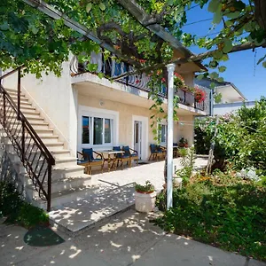 https://apartmani-jelica.primorje-gorskikotar.com